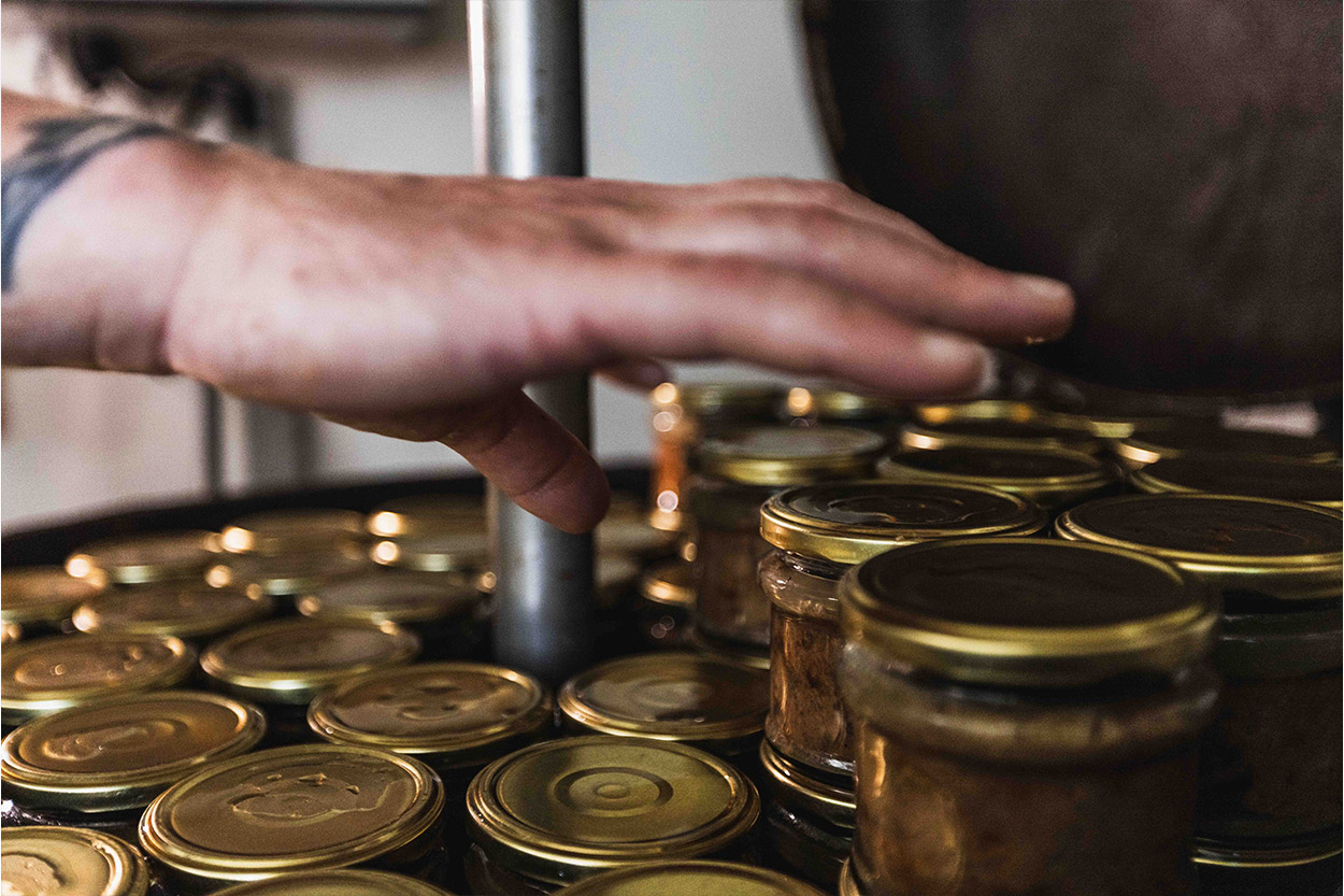 Conserverie artisanale AOP, Conserves de Porc Noir de Bigorre AOP, Eleveur de porc noir de Bigorre, Jambon noir de Bigorre AOP, Noir de Bigorre AOP, Porc noir de Bigorre AOP, Producteur de porc noir de Bigorre AOP, Viande de poir noir de Bigorre AOP