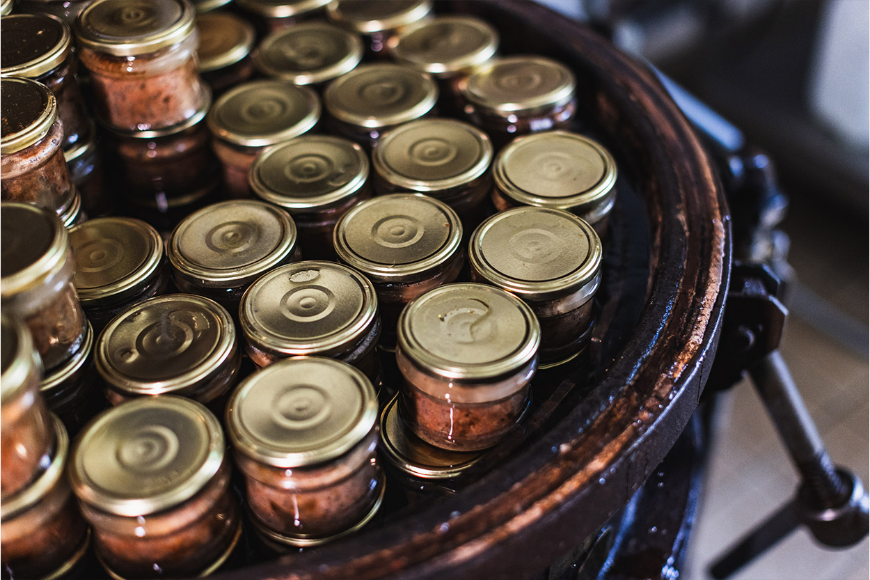 Conserverie artisanale AOP, Conserves de Porc Noir de Bigorre AOP, Eleveur de porc noir de Bigorre, Jambon noir de Bigorre AOP, Noir de Bigorre AOP, Porc noir de Bigorre AOP, Producteur de porc noir de Bigorre AOP, Viande de poir noir de Bigorre AOP