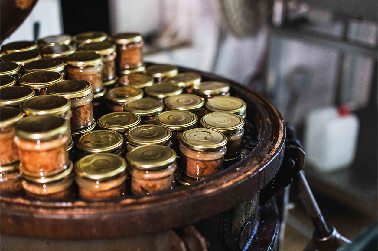 Conserverie artisanale AOP, Conserves de Porc Noir de Bigorre AOP, Eleveur de porc noir de Bigorre, Jambon noir de Bigorre AOP, Noir de Bigorre AOP, Porc noir de Bigorre AOP, Producteur de porc noir de Bigorre AOP, Viande de poir noir de Bigorre AOP