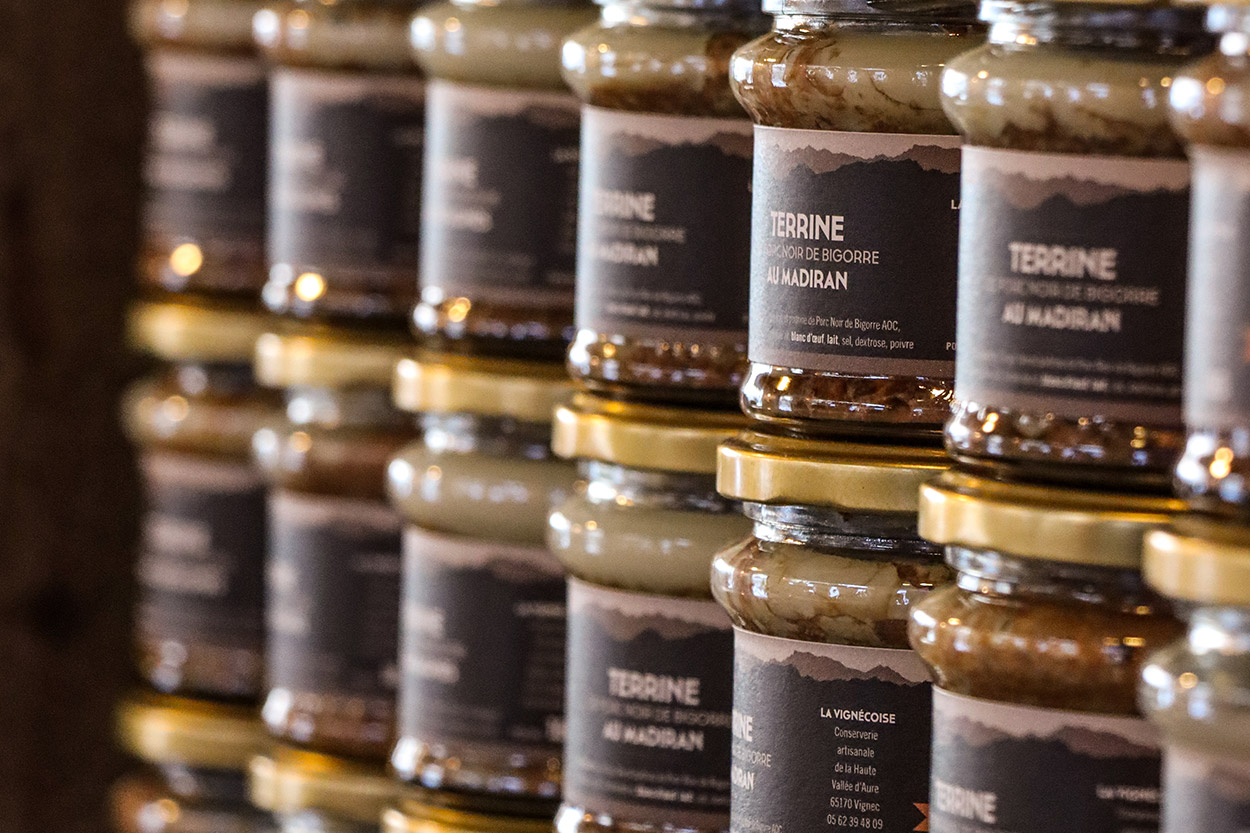 Conserverie artisanale AOP, Conserves de Porc Noir de Bigorre AOP, Eleveur de porc noir de Bigorre, Jambon noir de Bigorre AOP, Noir de Bigorre AOP, Porc noir de Bigorre AOP, Producteur de porc noir de Bigorre AOP, Viande de poir noir de Bigorre AOP